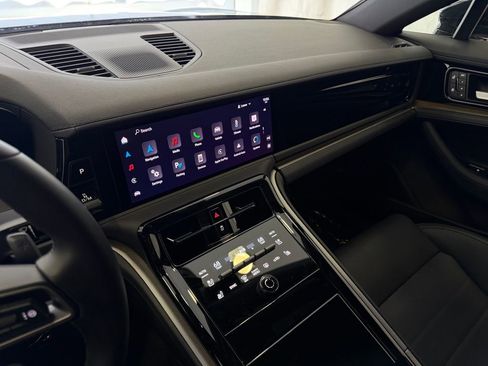 Certified 2025 Porsche Panamera 4 AWD/4WD image 18