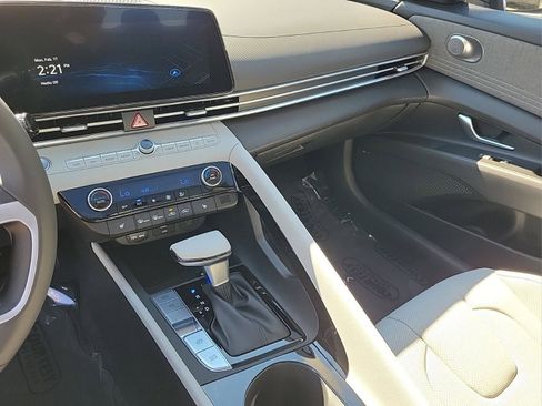 Certified 2025 Hyundai Elantra Limited FWD image 34