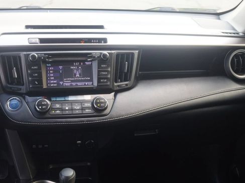 Used 2018 Toyota RAV4 LE AWD/4WD image 10