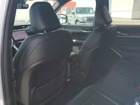 New 2025 Jeep Grand Cherokee Limited w/ Black Appearance Package image 17