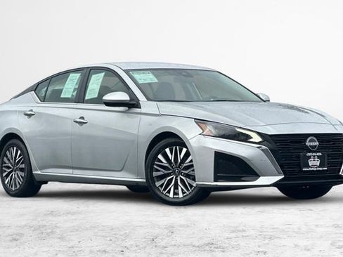 Used 2023 Nissan Altima 2.5 SV image 2
