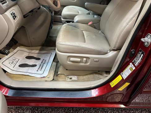 Used 2010 Toyota Sienna FWD image 16