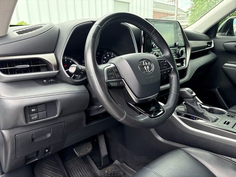 Used 2020 Toyota Highlander XLE AWD/4WD image 14