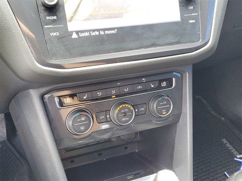 Used 2020 Volkswagen Tiguan SE image 25