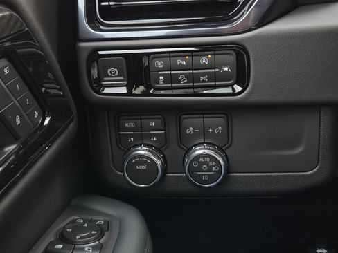 Used 2026 GMC Yukon XL AT4 w/ AT4 Premium Package AWD/4WD image 28