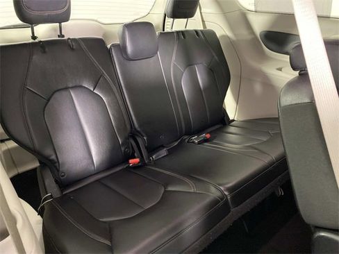 Used 2018 Chrysler Pacifica Touring-L image 13