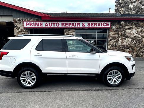 Used 2018 Ford Explorer XLT w/ Equipment Group 202A AWD/4WD image 8