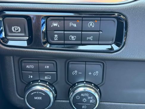 Used 2025 GMC Yukon XL Denali AWD/4WD image 18
