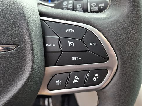 Used 2024 Chrysler Pacifica Touring-L FWD image 24