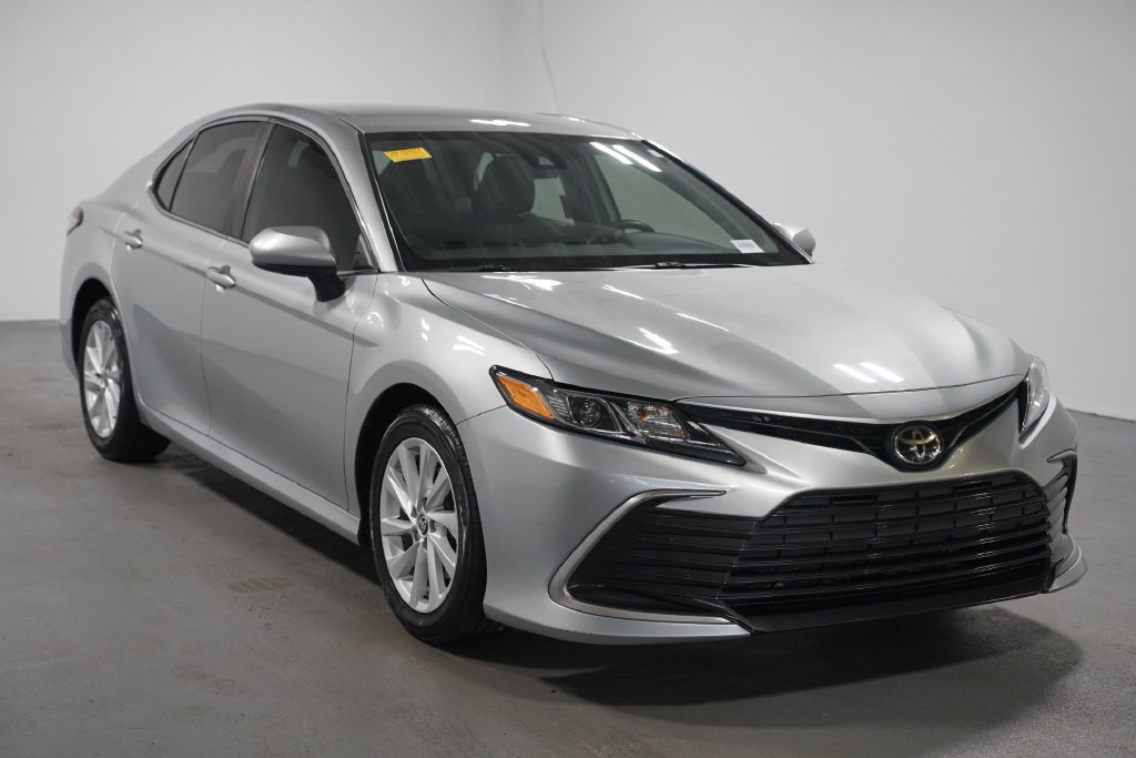 Used 2021 Toyota Camry LE FWD image 3