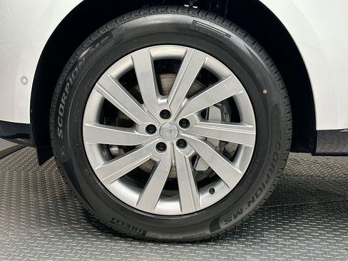 Used 2025 Land Rover Range Rover Long Wheelbase SE image 2