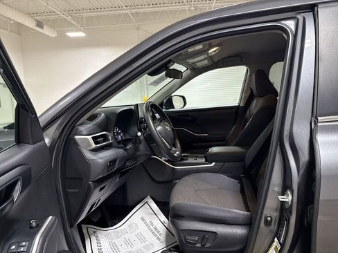 Used 2023 Toyota Highlander L image 18