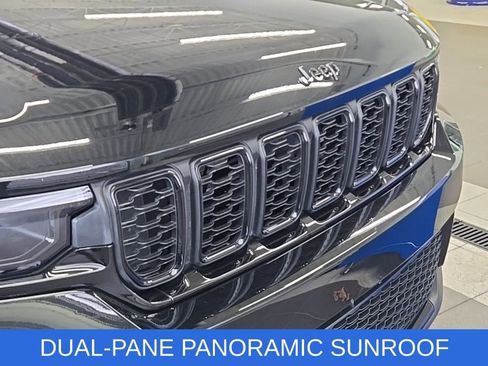 Used 2025 Jeep Grand Cherokee Limited w/ Black Appearance Package AWD/4WD image 3
