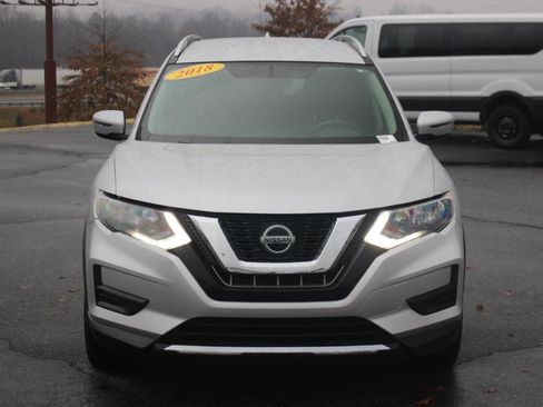 Used 2018 Nissan Rogue SV image 2