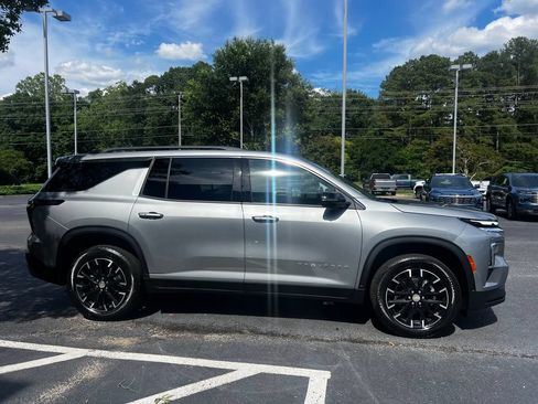 New 2026 Chevrolet Traverse LT w/ Sun and Wheel Package FWD image 4