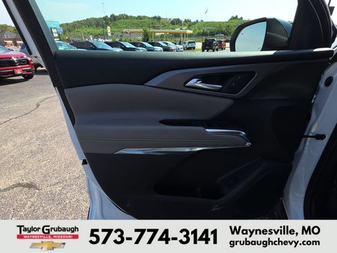 Used 2026 Chevrolet Traverse LT w/ Driver Confidence Package FWD image 12