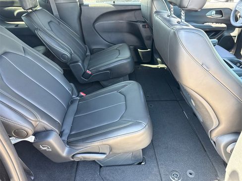 New 2025 Chrysler Voyager LX image 18