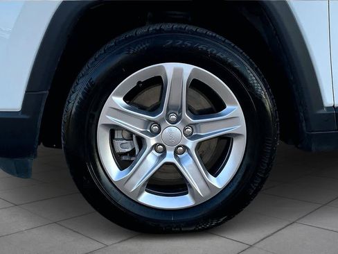 Used 2024 Jeep Compass Latitude image 10