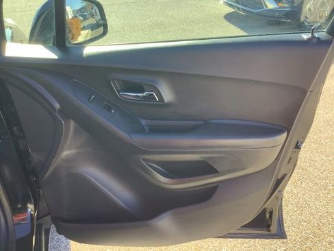 Used 2020 Chevrolet Trax LT w/ LT Convenience Package image 22