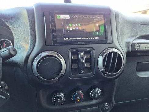 Used 2018 Jeep Wrangler Unlimited Sport S AWD/4WD image 14