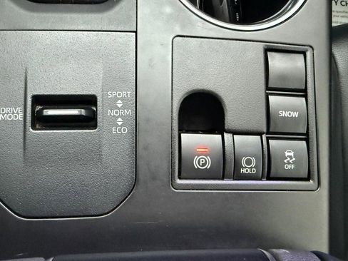 Used 2024 Toyota Highlander XLE image 28