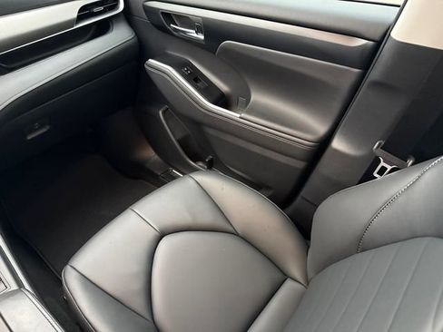 Used 2026 Toyota Highlander XLE image 16