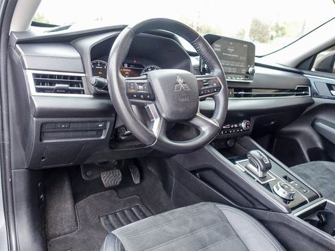 Used 2022 Mitsubishi Outlander SE image 2
