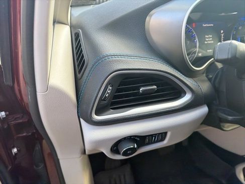 Used 2021 Chrysler Pacifica Touring-L w/ Uconnect Theater Family Group image 15