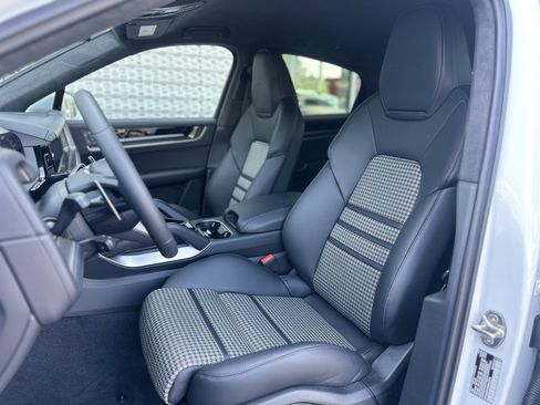 New 2025 Porsche Cayenne Turbo image 5