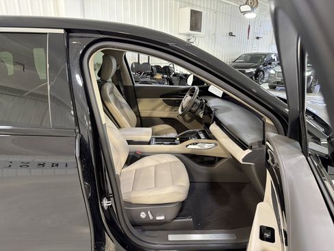 Used 2025 Lincoln Nautilus Premier image 13