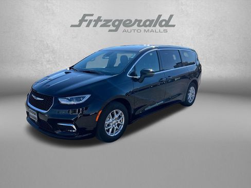 Used 2025 Chrysler Pacifica Select FWD image 2