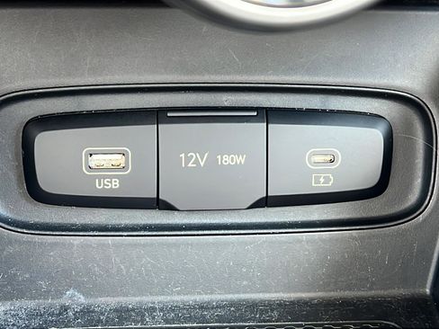 Used 2023 Hyundai Venue SEL FWD image 21
