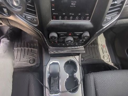 Used 2019 Jeep Grand Cherokee Laredo AWD/4WD image 39