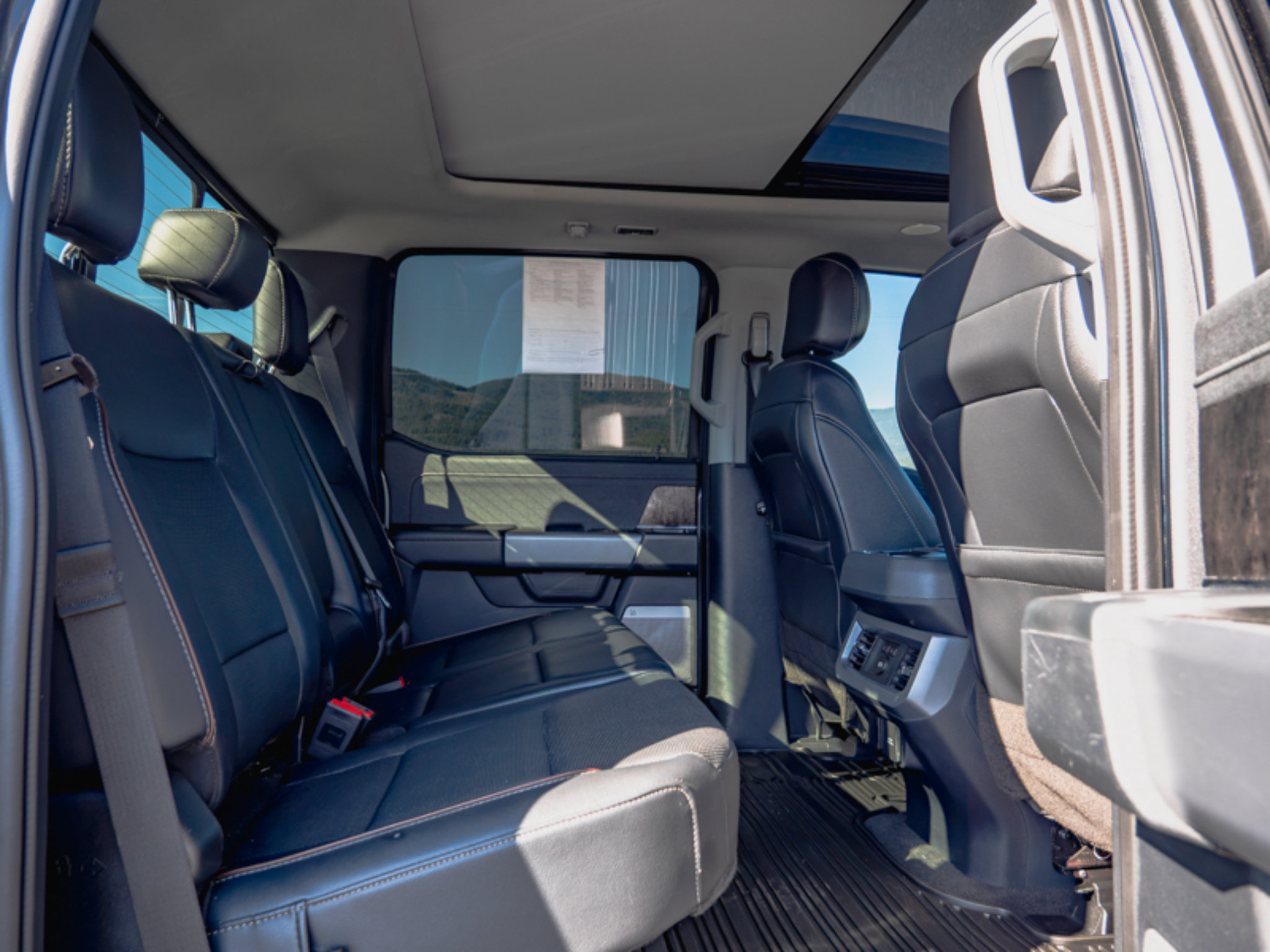 Used 2023 Ford F250 Lariat w/ Lariat Ultimate Package AWD/4WD image 23