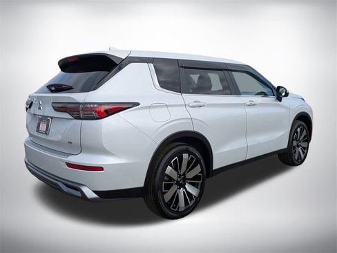 New 2026 Mitsubishi Outlander SE image 3