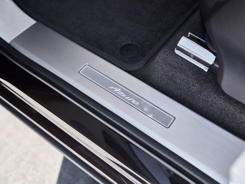 Used 2023 Bentley Bentayga Extended Wheelbase image 34