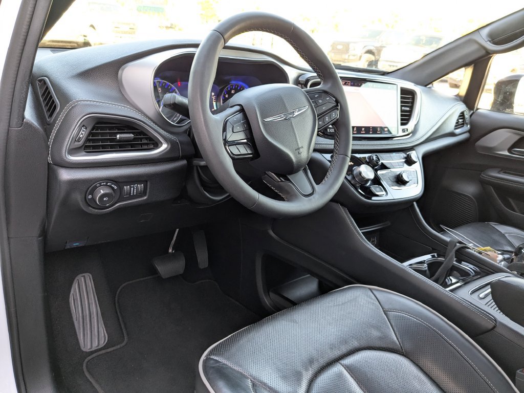 Used 2025 Chrysler Pacifica Limited FWD image 10