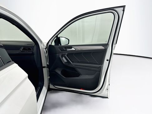 Used 2023 Volkswagen Tiguan SE R-Line FWD image 31