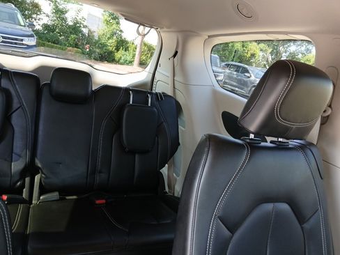 Used 2023 Chrysler Pacifica Touring-L FWD image 25