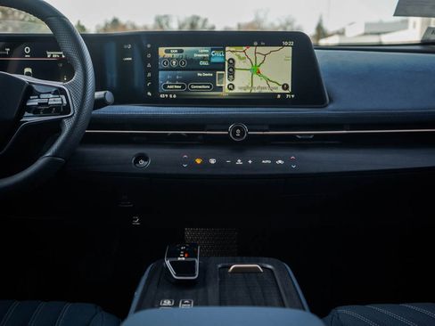 New 2025 Nissan Ariya Platinum image 17