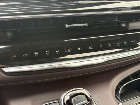 Certified 2023 Cadillac Escalade ESV V AWD/4WD image 29