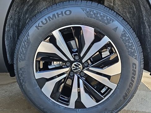 New 2026 Volkswagen Atlas Cross Sport SE image 9