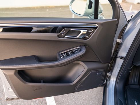 Certified 2026 Porsche Macan image 10