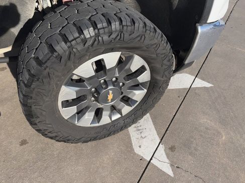 Used 2024 Chevrolet Silverado 2500 LT image 2