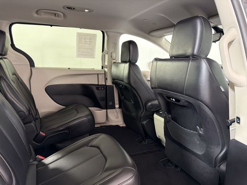 Used 2024 Chrysler Pacifica Touring-L FWD image 29
