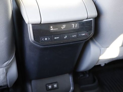 Used 2020 Toyota Highlander L image 19