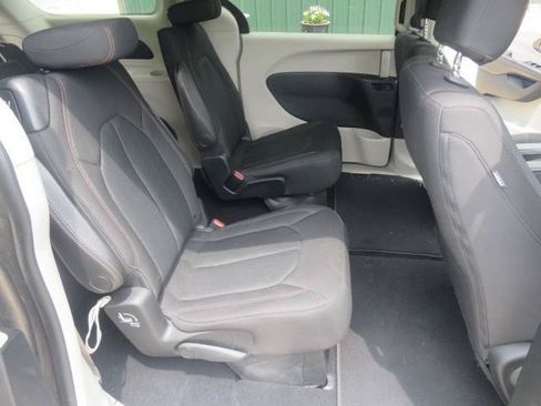Used 2017 Chrysler Pacifica Touring FWD image 17