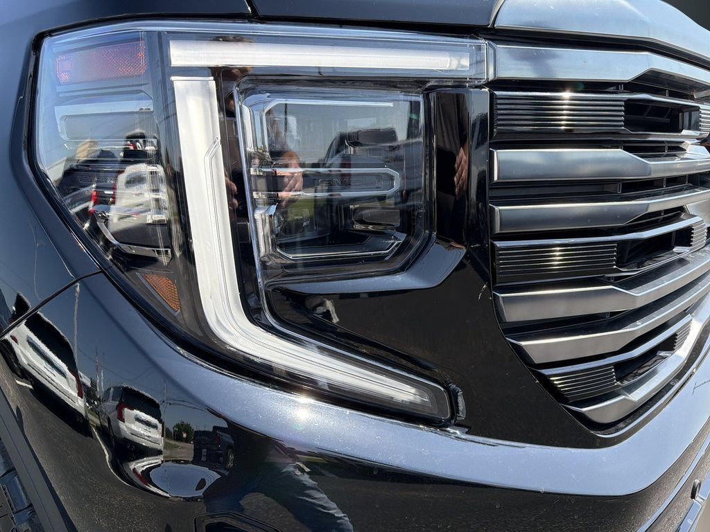 Used 2022 GMC Sierra 1500 AT4 w/ AT4 Premium Package AWD/4WD image 11