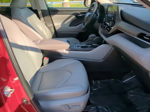 Used 2022 Toyota Highlander XLE image 31
