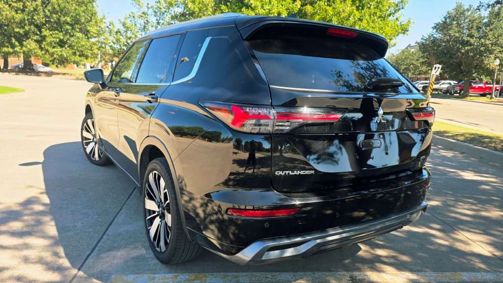 Used 2025 Mitsubishi Outlander AWD image 23